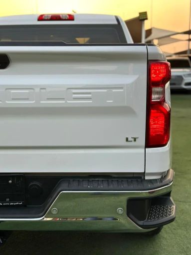 Подержанный Chevrolet Silverado IV (T1XX), 5.3 л, 2020 в Шардже от Ahmad alkhodari Motors Белый цвет. GCC | AUTO.AE