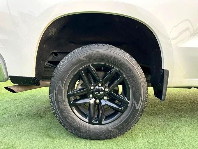 Подержанный Chevrolet Silverado IV (T1XX), 5.3 л, 2020 в Шардже от Ahmad alkhodari Motors Белый цвет. GCC | AUTO.AE