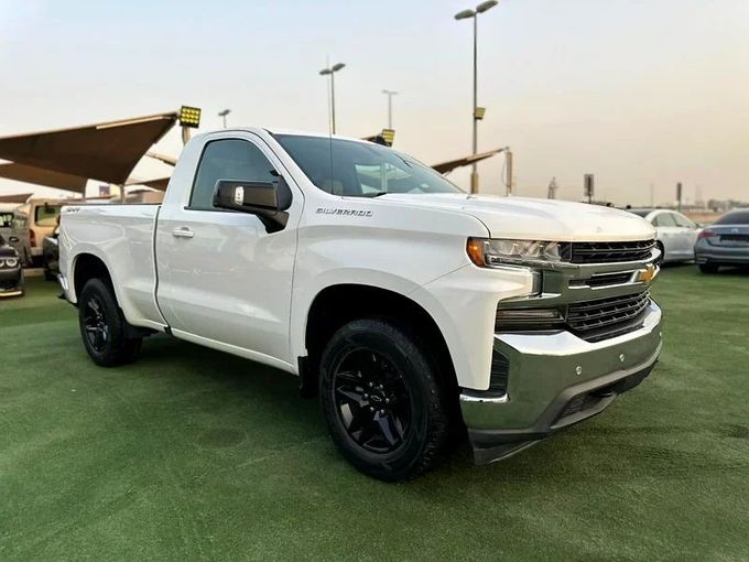 Подержанный Chevrolet Silverado IV (T1XX), 5.3 л, 2020 в Шардже от Ahmad alkhodari Motors Белый цвет. GCC | AUTO.AE