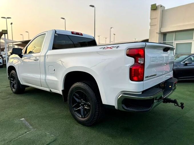 Подержанный Chevrolet Silverado IV (T1XX), 5.3 л, 2020 в Шардже от Ahmad alkhodari Motors Белый цвет. GCC | AUTO.AE