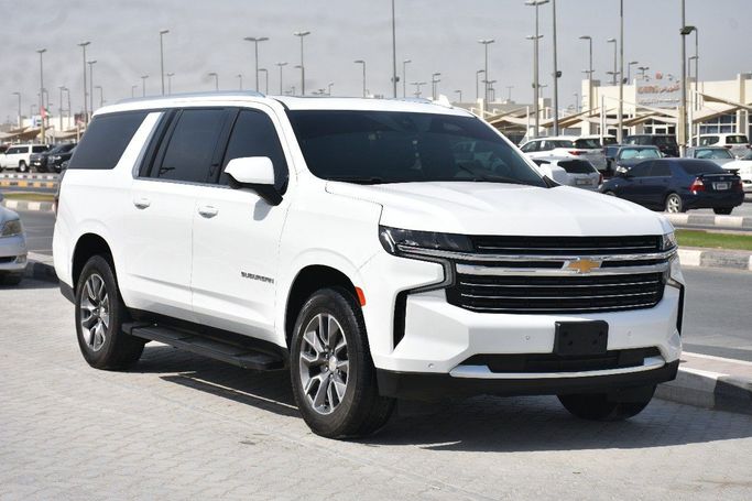 Подержанный Chevrolet Suburban XIII, 5.3 л, 2022 в Шардже от Alfaris Used Cars Белый цвет.  | AUTO.AE