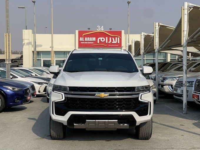 Новый Chevrolet Suburban XIII, 6.2 л, 2023 в Шардже от Al Aram Cars Белый цвет. GCC | AUTO.AE