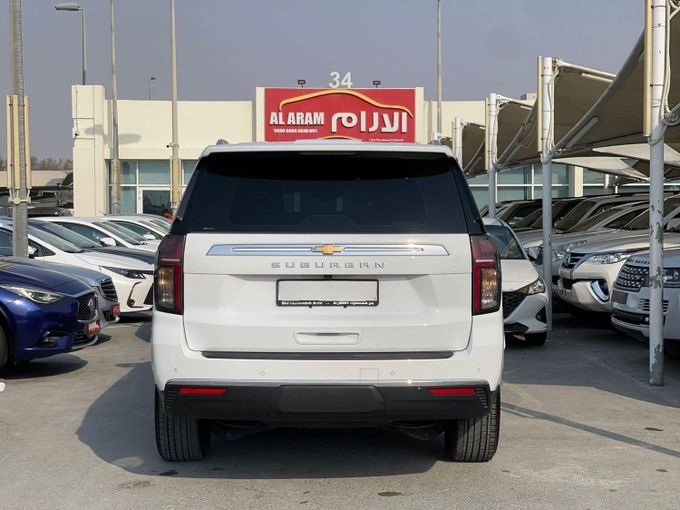 Новый Chevrolet Suburban XIII, 6.2 л, 2023 в Шардже от Al Aram Cars Белый цвет. GCC | AUTO.AE