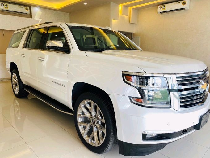Подержанный Chevrolet Suburban XII, 5.3 л, 2018 в Шардже от Alhamoor Used Cars Белый цвет. GCC | AUTO.AE