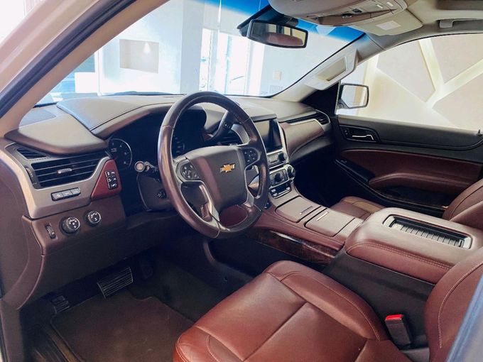 Подержанный Chevrolet Suburban XII, 5.3 л, 2018 в Шардже от Alhamoor Used Cars Белый цвет. GCC | AUTO.AE