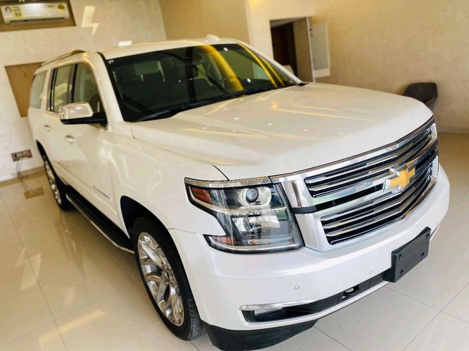 Подержанный Chevrolet Suburban XII, 5.3 л, 2018 в Шардже от Alhamoor Used Cars Белый цвет. GCC | AUTO.AE