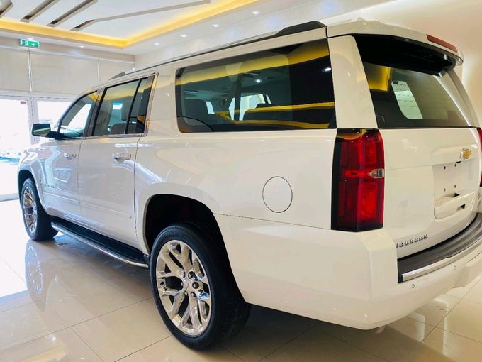 Подержанный Chevrolet Suburban XII, 5.3 л, 2018 в Шардже от Alhamoor Used Cars Белый цвет. GCC | AUTO.AE