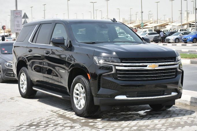 Подержанный Chevrolet Tahoe V Рестайлинг, 5.3 л, 2024 в Шардже от Alfaris Used Cars Черный цвет.  | AUTO.AE