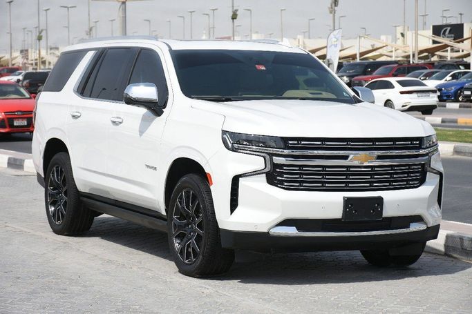 Подержанный Chevrolet Tahoe V, 6.2 л, 2023 в Шардже от Alfaris Used Cars Белый цвет.  | AUTO.AE