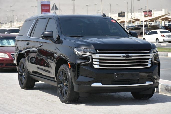 Подержанный Chevrolet Tahoe V, 5.3 л, 2022 в Шардже от Alfaris Used Cars Черный цвет.  | AUTO.AE