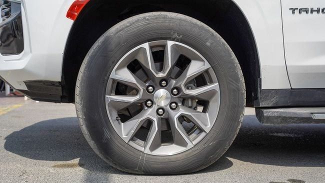 Used Chevrolet Tahoe V, 5.3 l, 2021 in Sharjah by Alnujoom Al Malakiah Used Cars, White color. GCC Specs | AUTO.AE