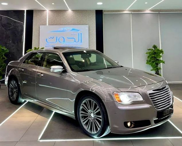 Подержанный Chrysler 300C II Рестайлинг, 3.6 л, 2015 в Шардже от Ayoon Alhoot Motors Серый цвет. GCC | AUTO.AE