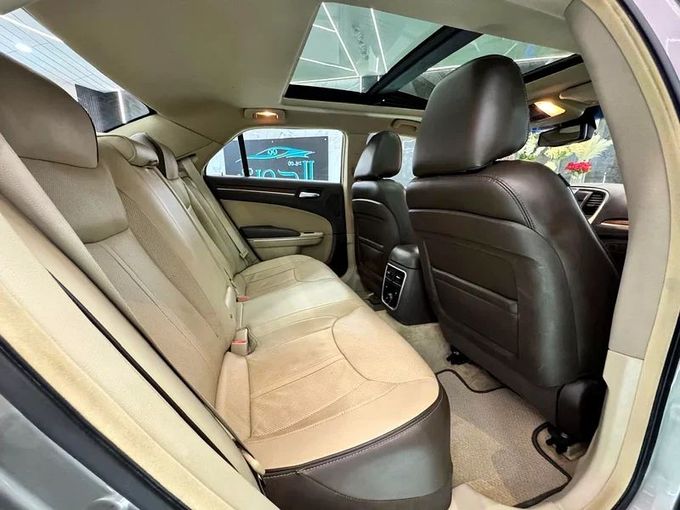 Used Chrysler 300C II Facelift, 3.6 l, 2015 in Sharjah by Ayoon Alhoot Motors, Grey color. GCC Specs | AUTO.AE