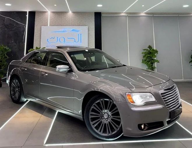 Used Chrysler 300C II Facelift, 3.6 l, 2015 in Sharjah by Ayoon Alhoot Motors, Grey color. GCC Specs | AUTO.AE