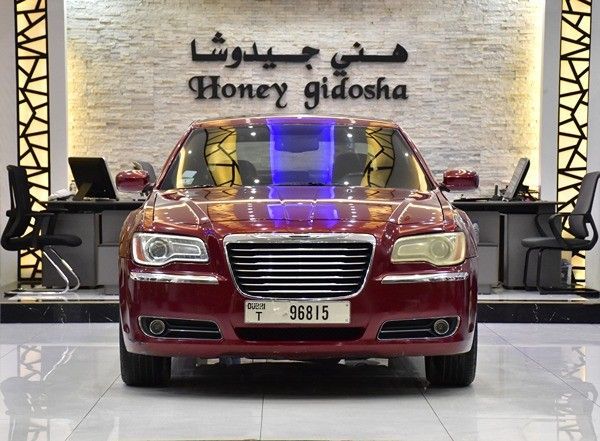 Подержанный Chrysler 300C II, 3.6 л, 2013 в Шардже от Honey Gidosha Used Cars Tr. Красный цвет.  | AUTO.AE
