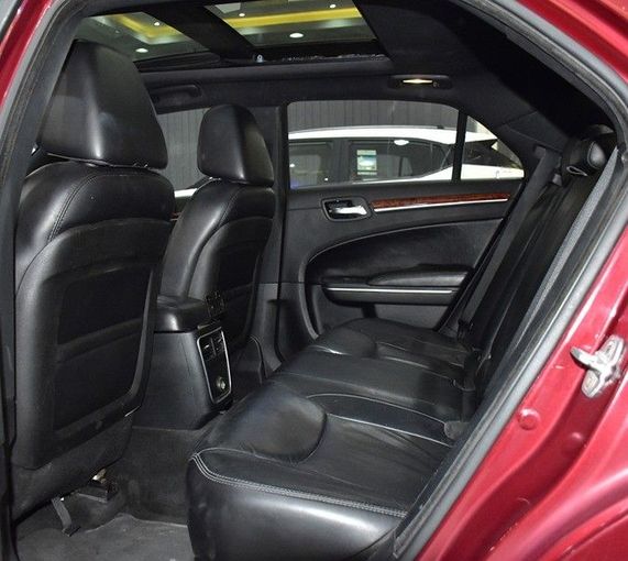 Подержанный Chrysler 300C II, 3.6 л, 2013 в Шардже от Honey Gidosha Used Cars Tr. Красный цвет.  | AUTO.AE