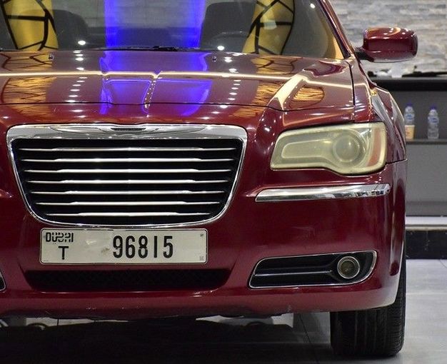 Подержанный Chrysler 300C II, 3.6 л, 2013 в Шардже от Honey Gidosha Used Cars Tr. Красный цвет.  | AUTO.AE