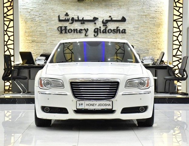 Подержанный Chrysler 300C II, 5.7 л, 2014 в Шардже от Honey Gidosha Used Cars Tr. Белый цвет.  | AUTO.AE