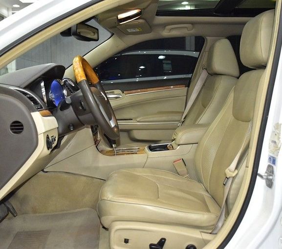 Подержанный Chrysler 300C II, 5.7 л, 2014 в Шардже от Honey Gidosha Used Cars Tr. Белый цвет.  | AUTO.AE