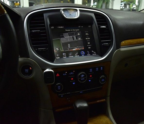 Подержанный Chrysler 300C II, 5.7 л, 2014 в Шардже от Honey Gidosha Used Cars Tr. Белый цвет.  | AUTO.AE