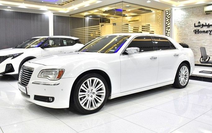 Подержанный Chrysler 300C II, 5.7 л, 2014 в Шардже от Honey Gidosha Used Cars Tr. Белый цвет.  | AUTO.AE