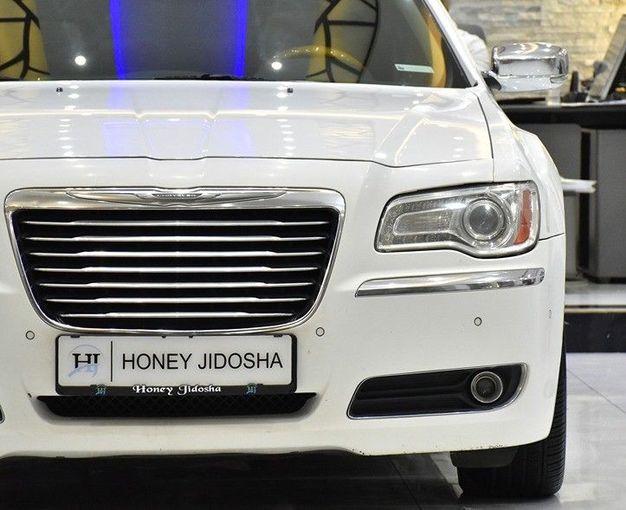 Подержанный Chrysler 300C II, 5.7 л, 2014 в Шардже от Honey Gidosha Used Cars Tr. Белый цвет.  | AUTO.AE