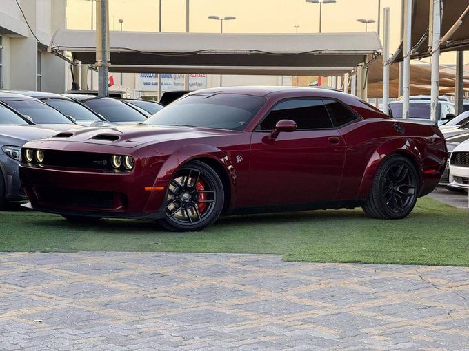 Подержанный Dodge Challenger III Рестайлинг 2, 6.2 л, 2019 в Шардже от Abo Saif Тёмно-бордовый цвет. GCC | AUTO.AE