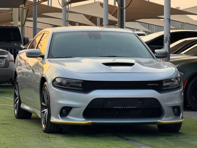 Подержанный Dodge Charger VI (LD) Рестайлинг, 5.7 л, 2021 в Шардже от Alzawraq Alazrak Серебристый цвет. GCC | AUTO.AE