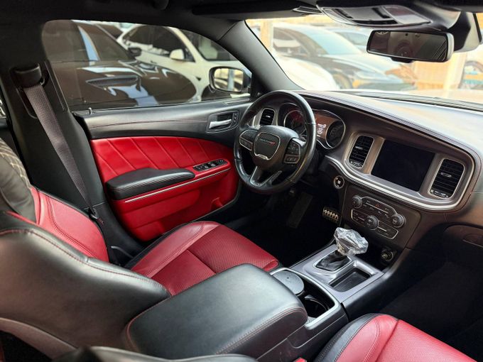 Подержанный Dodge Charger R_T VII (LD) Рестайлинг, 5.7 л, 2021 в Шардже от Alzawraq Alazrak Серебристый цвет. GCC | AUTO.AE
