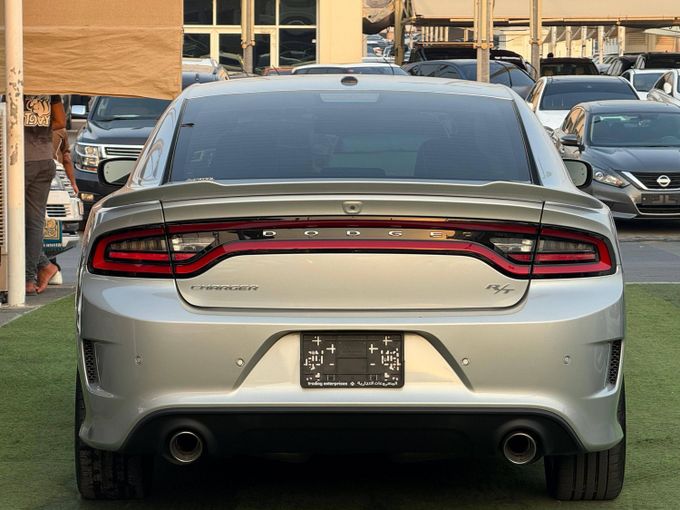 Подержанный Dodge Charger R_T VII (LD) Рестайлинг, 5.7 л, 2021 в Шардже от Alzawraq Alazrak Серебристый цвет. GCC | AUTO.AE