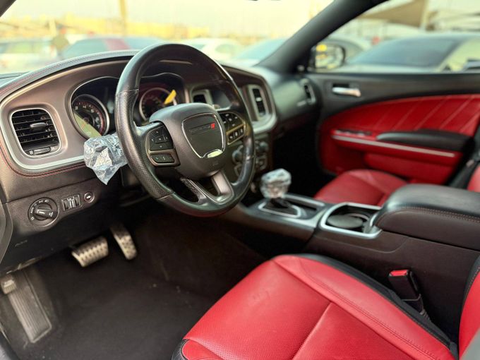 Подержанный Dodge Charger R_T VII (LD) Рестайлинг, 5.7 л, 2021 в Шардже от Alzawraq Alazrak Серебристый цвет. GCC | AUTO.AE