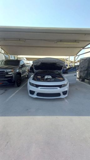 Подержанный Dodge Charger Hellcat VII (LD) Рестайлинг, 6.2 л, 2022 в Шардже от Nour Alnukhba Motors Белый цвет. Американская | AUTO.AE