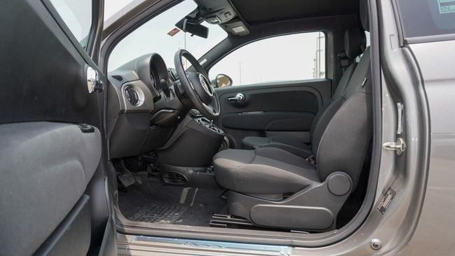 Подержанный Fiat 500 II Рестайлинг, 1.4 л, 2023 в Шардже от Alnujoom Al Malakiah Used Cars Серый цвет. GCC | AUTO.AE