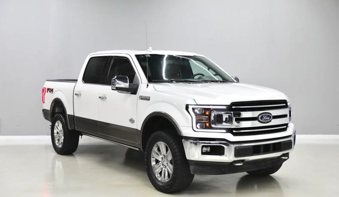 Подержанный Ford F-150 XIII Рестайлинг, 3.5 л, 2018 в Шардже от Al Qassem Cars Trading Белый цвет. Американская | AUTO.AE