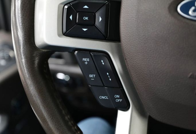 Подержанный Ford F-150 XIII Рестайлинг, 3.5 л, 2018 в Шардже от Al Qassem Cars Trading Белый цвет. Американская | AUTO.AE