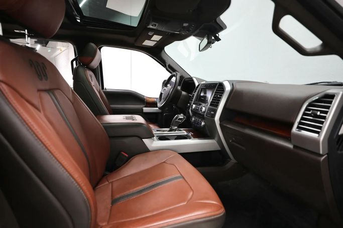 Подержанный Ford F-150 XIII Рестайлинг, 3.5 л, 2018 в Шардже от Al Qassem Cars Trading Белый цвет. Американская | AUTO.AE