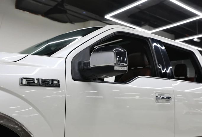 Подержанный Ford F-150 XIII Рестайлинг, 3.5 л, 2018 в Шардже от Al Qassem Cars Trading Белый цвет. Американская | AUTO.AE
