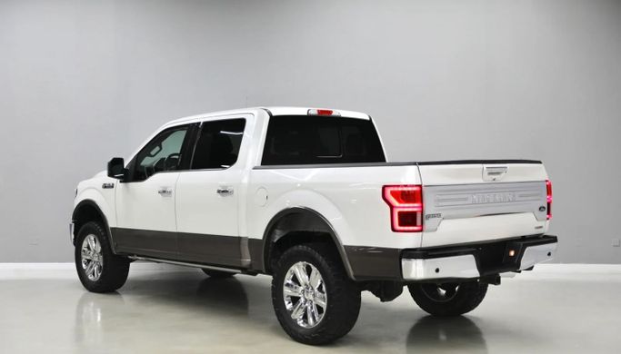 Подержанный Ford F-150 XIII Рестайлинг, 3.5 л, 2018 в Шардже от Al Qassem Cars Trading Белый цвет. Американская | AUTO.AE