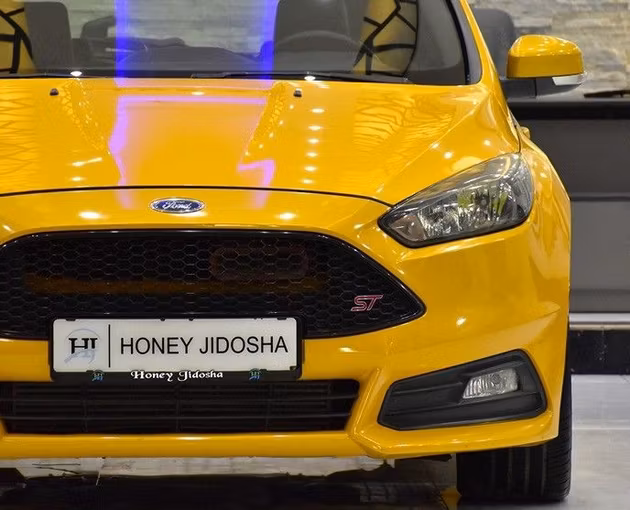 Подержанный Ford Focus ST III Рестайлинг, 2.0 л, 2016 в Шардже от Honey Gidosha Used Cars Tr. Желтый цвет.  | AUTO.AE