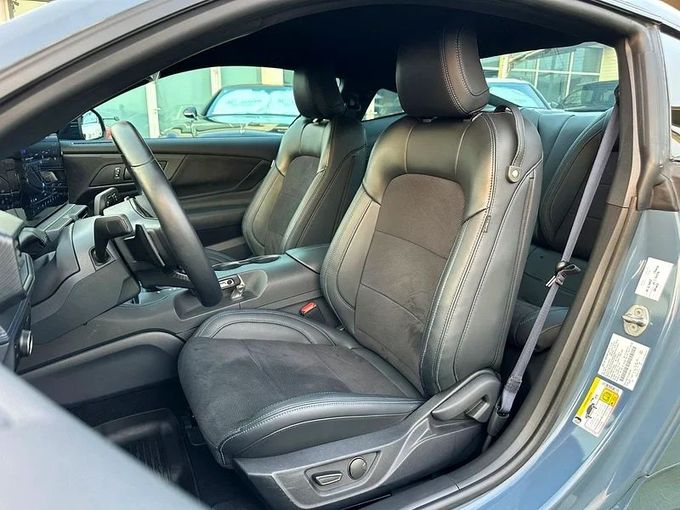 Подержанный Ford Mustang VII, 5.0 л, 2025 в Шардже от Ahmad alkhodari Motors Бирюзовый цвет. GCC | AUTO.AE