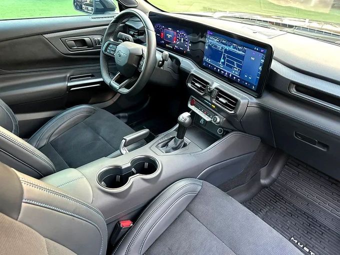 Подержанный Ford Mustang VII, 5.0 л, 2025 в Шардже от Ahmad alkhodari Motors Бирюзовый цвет. GCC | AUTO.AE