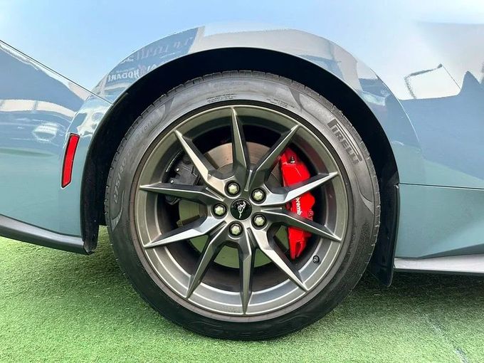 Подержанный Ford Mustang VII, 5.0 л, 2025 в Шардже от Ahmad alkhodari Motors Бирюзовый цвет. GCC | AUTO.AE