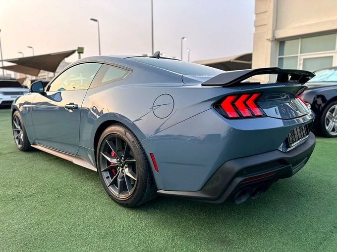 Подержанный Ford Mustang VII, 5.0 л, 2025 в Шардже от Ahmad alkhodari Motors Бирюзовый цвет. GCC | AUTO.AE