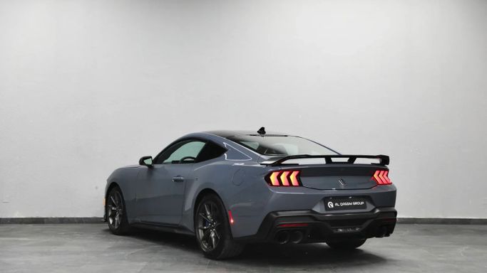 Подержанный Ford Mustang VII, 5.0 л, 2024 в Шардже от Al Qassem Cars Trading Голубой цвет. Американская | AUTO.AE