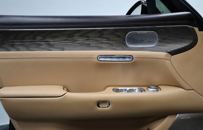 Подержанный Genesis G90 II, 3.5 л, 2023 в Шардже от Al Qassem Cars Trading Золотистый цвет. Корейская | AUTO.AE