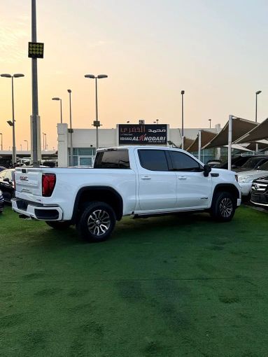 Подержанный GMC Sierra IV, 4.3 л, 2021 в Шардже от Ahmad alkhodari Motors Белый цвет. GCC | AUTO.AE