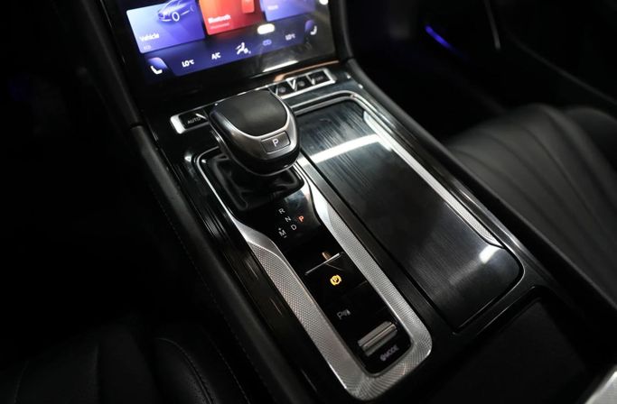 Подержанный Hongqi H5 II, 2.0 л, 2023 в Шардже от Al Qassem Cars Trading Бордовый цвет. GCC | AUTO.AE