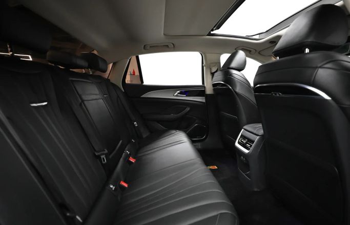 Подержанный Hongqi H5 II, 2.0 л, 2023 в Шардже от Al Qassem Cars Trading Бордовый цвет. GCC | AUTO.AE