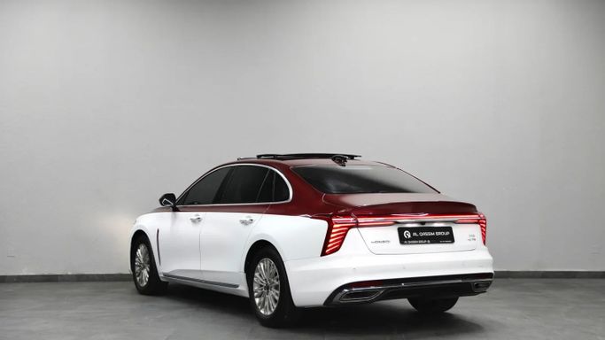 Подержанный Hongqi H5 II, 2.0 л, 2023 в Шардже от Al Qassem Cars Trading Бордовый цвет. GCC | AUTO.AE