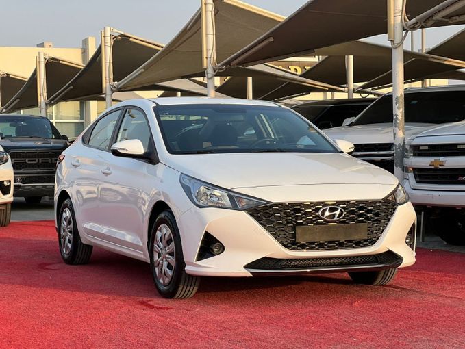 Подержанный Hyundai Accent V Рестайлинг, 1.6 л, 2022 в Шардже от Al Aram Cars Белый цвет. GCC | AUTO.AE